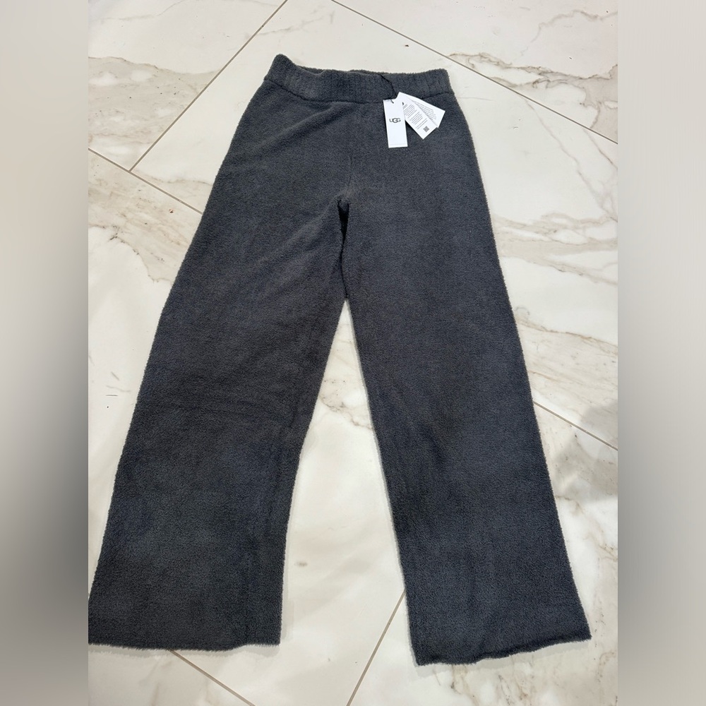 Ugg lounge Sherpa pants size medium or large. Excellent quality